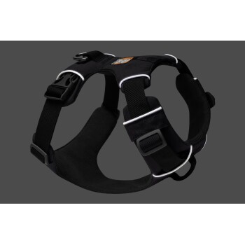 Schwarzes Hundegeschirr mit verstellbaren Riemen und reflektierenden Details, entworfen für Komfort und Sicherheit beim Spaziergang.