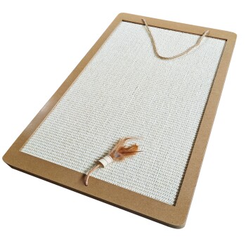 Kratzbrett für Katzen mit einer strukturierten Oberfläche, Holzrahmen und einem mit einem Band befestigten Feder-Spielzeug.