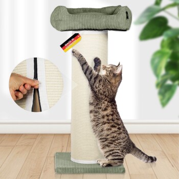 Getigerte Katze kratzt an hoher Sisalstange mit grüner Cord-Oberseite und -Sockel; Einsatz zeigt Reißverschlussbezug; Etikett 'Made in Germany'.