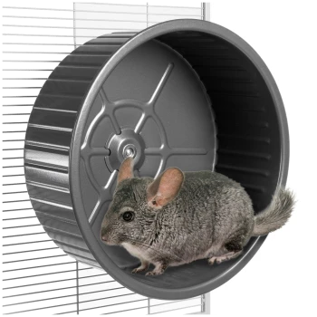 Ein grauer Chinchilla sitzt in einem großen, grauen Laufrad, das an einem Drahtkäfig befestigt ist.