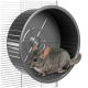 Ein grauer Chinchilla sitzt in einem großen, grauen Laufrad, das an einem Drahtkäfig befestigt ist.