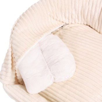 Nahaufnahme eines plüschigen Haustierbettes mit einem Reißverschluss, der ein weiches, weißes Innenkissen zeigt, vor einem hellbeigen gestreiften Stoff.