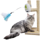 Grau langhaarige Katze neben einem Sisal-Kratzbaum mit weißem automatischem Feder-Spielzeug, beschriftet ‚Interactivos‘ (blau-weiße Feder).