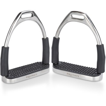 Ein Paar Edelstahl-Pferdesportsteigbügel mit Gummigriffen und strukturierten schwarzen Fußpolstern, beschriftet mit 'EQUINATE.'