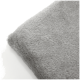 Eine weiche, graue Haustierdecke mit flauschiger Textur, teilweise gefaltet, vor einem weißen Hintergrund.