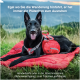 Ein glücklicher schwarzer Hund auf einer roten Decke im Gras, der ein rotes Rucksackgeschirr trägt. Der Text behandelt Rastplätze beim Wandern und Pflegeanweisungen.