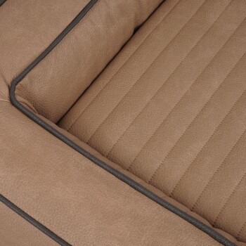 Eine Nahaufnahme eines braunen Haustierbettes mit einer strukturierten Oberfläche und vertikaler Naht sowie einem kontrastierenden dunklen Rand.