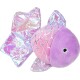 Pluche vis knuffelspeeltje met roze lichaam, zilveren schubpatroon, paarse kop en iriserende holografische vinnen.