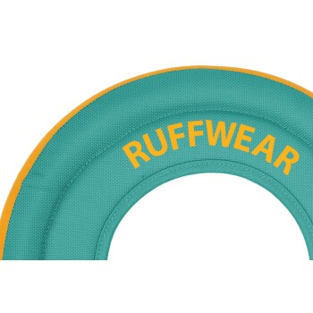 Nahaufnahme eines türkisfarbenen Hundespielzeugrings mit orangefarbenem Rand, auf dem der Text 'RUFFWEAR' deutlich angezeigt wird.