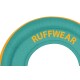 Nahaufnahme eines türkisfarbenen Hundespielzeugrings mit orangefarbenem Rand, auf dem der Text 'RUFFWEAR' deutlich angezeigt wird.