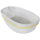 Eine weiße Katzenstreu-Box, ausgekleidet mit einem klaren Plastikbeutel und gefüllt mit grauer Streu, mit einem gelben Band um den Rand.