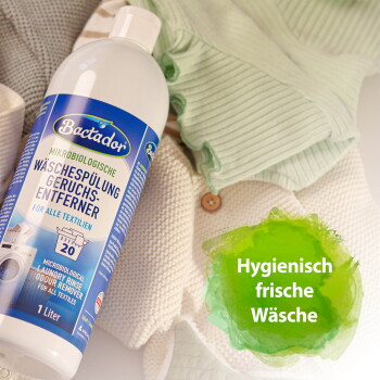 Bactador 1 L Flasche mikrobiologische Wäschespülung neben gefalteter Strickware; grüner Etikettentext 'Hygienisch frische Wäsche'.