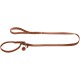 Braune Leder-Hundeleine mit einem geflochtenen Griff und einem Metallclip, mit einem kleinen Anhänger befestigt.