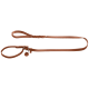 Braune Leder-Hundeleine mit einem geflochtenen Griff und einem Metallclip, mit einem kleinen Anhänger befestigt.