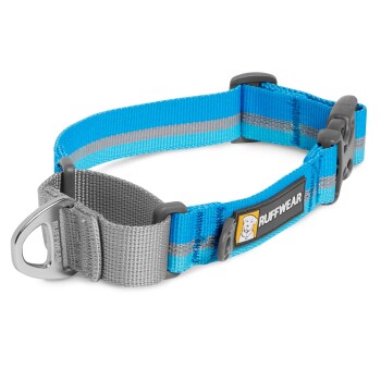 Blaues und graues Hundehalsband mit reflektierenden Streifen, mit einem Metall-D-Ring und einem 'Ruffwear'-Logo-Patch.
