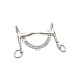 Ein glänzendes silbernes Pferdegebiss mit einer Kette, das zwei Ringe auf jeder Seite zur Befestigung aufweist, vor einem weißen Hintergrund präsentiert.