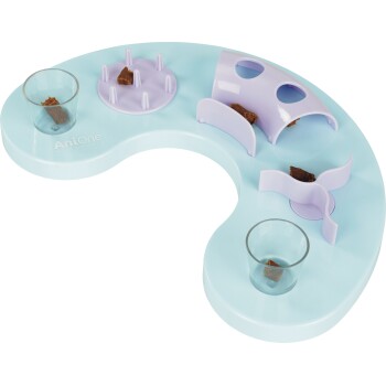 AniOne hellblauer, gebogener interaktiver Puzzle‑Futterspender mit violetten Fächern, zwei Glasbehältern für Leckerchen und verstreuten Leckerlis.