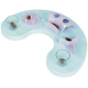 Distributeur-puzzle interactif AniOne courbé bleu clair avec compartiments violets, deux coupes à friandises en verre et friandises éparpillées.