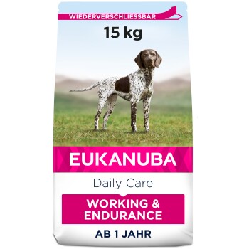Eukanuba Daily Care Hundefutter Tasche, 15 kg, mit einem gescheckten Hund auf einer grasbewachsenen Fläche. Text hebt "Arbeiten & Ausdauer" und "AB 1 Jahr" hervor.