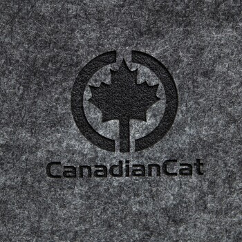 Logo von CanadianCat mit einem stilisierten Ahornblatt in einem kreisförmigen Design, vor einem strukturierten grauen Hintergrund.