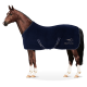Ein braunes Pferd, das eine marineblaue Fleece-Decke mit dem Logo "EQUINATE" an der Seite trägt, vor einem weißen Hintergrund stehend.
