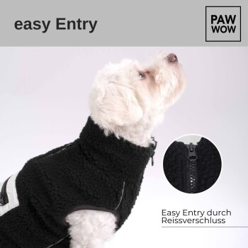 Ein flauschiger weißer Hund trägt eine schwarze Fleeceweste mit hohem Kragen und schaut nach oben. Der Text lautet "easy Entry" und "Easy Entry durch Reißverschluss."