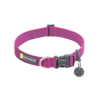 Ein lebhaft pinkes Hundehalsband von Ruffwear mit einer stabilen Schnalle, einem Metall-D-Ring und einem Anhänger mit einem Glockensymbol.