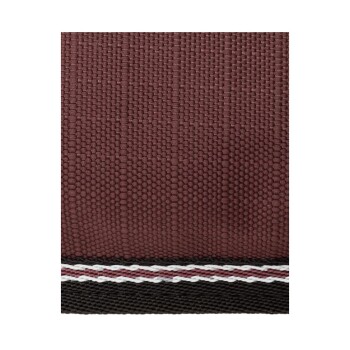 Nahaufnahme eines strukturierten kastanienbraunen Stoffes mit einem schwarz-weißen gestreiften Rand, wahrscheinlich von einem Haustierzubehör.