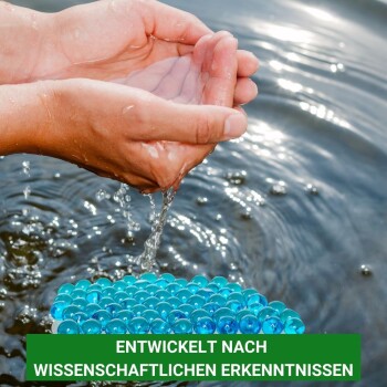 Hände, die Wasser mit blauen Gelperlen darunter halten, mit dem Text "ENTWICKELT NACH WISSENSCHAFTLICHEN ERKENNTNISSEN" in grün.
