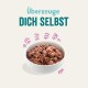 Schüssel mit Tierfutter, gefüllt mit einer Mischung aus Fleisch und Gemüse, mit dem Text 'Überzeuge DICH SELBST' darüber.