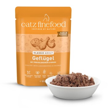 Oranger Catz Finefood-Beutel Classic Adult Geflügel (mit Preiselbeeren und Kokos) neben einer Schale Nassfutter