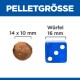 Bild zeigt den Größenvergleich von Haustierfutterpellets: ein braunes Pellet (14x10 mm) neben einem blauen Würfel (16 mm) mit dem Text "PELLETGRÖSSE" und "Würfel."