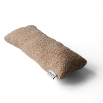 Ein weiches, beiges Haustierkissen aus Plüschmaterial, mit einem kleinen Etikett, das "Mutt & Meow" liest.