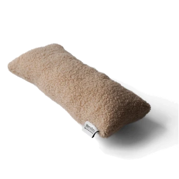 Ein weiches, beiges Haustierkissen aus Plüschmaterial, mit einem kleinen Etikett, das "Mutt & Meow" liest.