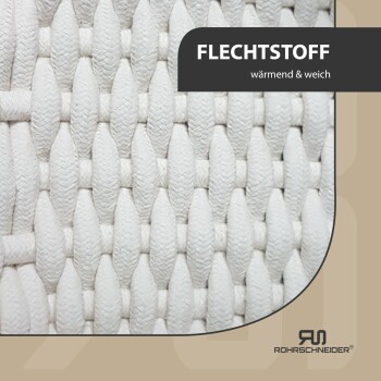 Nahaufnahme eines strukturierten weißen gewebten Stoffes mit dem Text 'FLECHTSTOFF' und 'wärmend & weich' in einem dunklen Kasten.