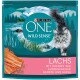 Purina ONE Wild Sense Katzenfuttertüte mit einer grauen Katze, Lachsfilets und dem Text "LACHS MIT URKORN WIE EUROPÄISCHER GERSTE UND HIRSE."