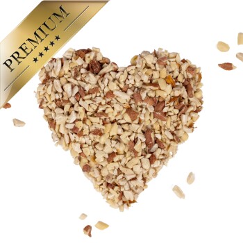 Herzförmige Anordnung von gehackten Nüssen mit einem goldenen Banner "PREMIUM" in der oberen linken Ecke.