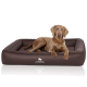 Ein brauner Hund, der bequem auf einem plüschigen Hundebett mit gestepptem Design liegt, mit dem Logo "KNUFFELWUFF" deutlich sichtbar.