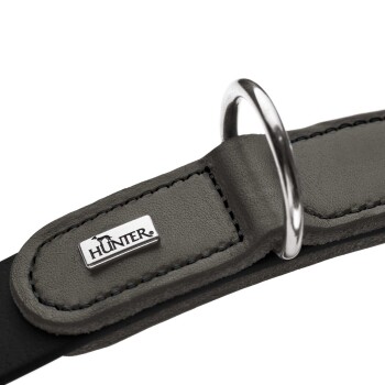 Nahaufnahme eines grauen Lederhundehalsbands mit Metall-D-Ring und Metall-Logoplatte mit der Aufschrift HUNTER.