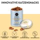 Katzensnacks in einem blauen Behälter mit der Aufschrift "Vitality Skin Treats" mit Huhn und Lachs, die gesundes Fell und Haut fördern.