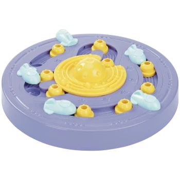 Jouet puzzle interactif rond violet pour chat avec centre jaune rotatif, curseurs en forme de poisson bleus et trous jaunes pour friandises.