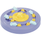 Jouet puzzle interactif rond violet pour chat avec centre jaune rotatif, curseurs en forme de poisson bleus et trous jaunes pour friandises.