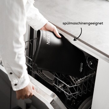 Eine Person entfernt eine schwarze Haustierfütterungsmatte aus einem Geschirrspüler, mit dem Text 'spülmaschinengeeignet', der anzeigt, dass sie spülmaschinenfest ist.