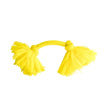 Jasnożółta zabawka dla psa z plecioną rączką i puszystymi frędzlami na każdym końcu, zaprojektowana do zabawy i szarpania.