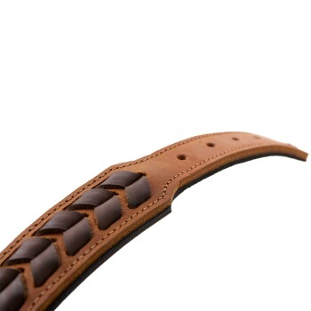 Brauner Leder-Hundehalsband mit geflochtenem Design und mehreren Einstelllöchern.