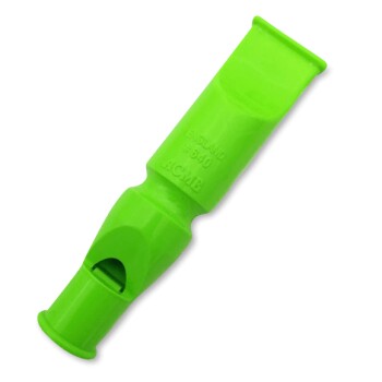 Hellgrüne ACME Hundepfeife mit der Prägung „ENGLAND #640“ an der Seite, isoliert vor schwarzem Hintergrund.