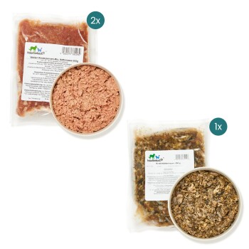 Rohe Haustierfutterpakete, einschließlich zwei 500g-Packs Rindfleischmix und einem 500g-Pack Rindfleisch mit Gemüse, präsentiert mit einer Schüssel jeder Art.