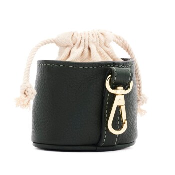 Eine kleine, runde, dunkelgrüne Leckerlitasche für Haustiere mit Kordelzugverschluss und einem goldenen Clip an der Seite, auf einem weißen Hintergrund liegend.