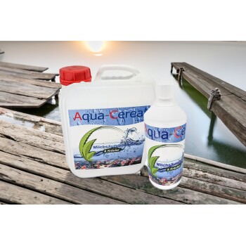 Aqua-Cerea Produkte auf einem Holzsteg: ein großer Behälter und eine kleinere Flasche mit der Aufschrift "Milchsäurebakterien & Kräuter."