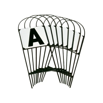 Ein schwarzer Metallaussteller mit mehreren Fächern, der eine große weiße Karte mit dem Buchstaben "A" zeigt.